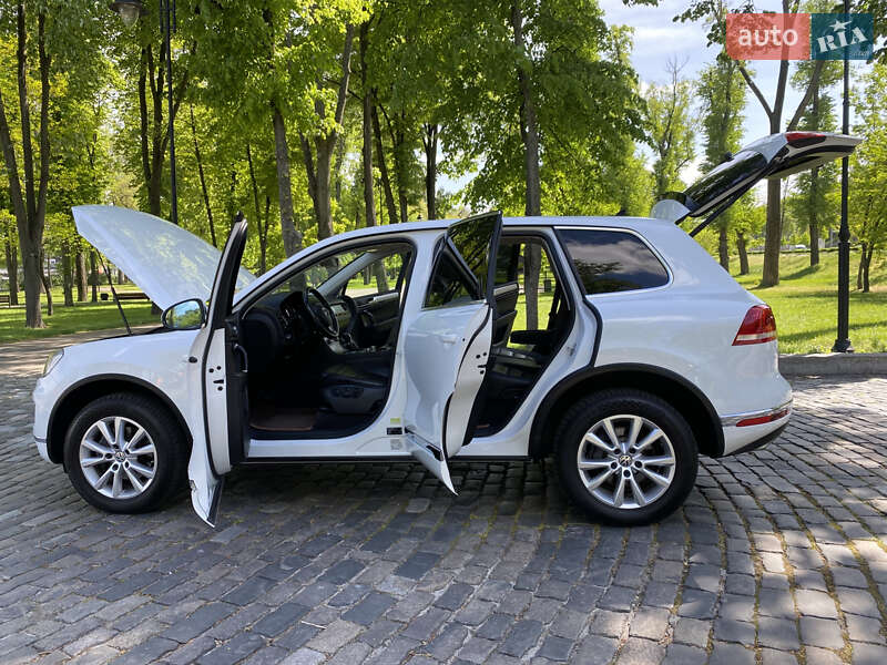 Позашляховик / Кросовер Volkswagen Touareg 2015 в Києві