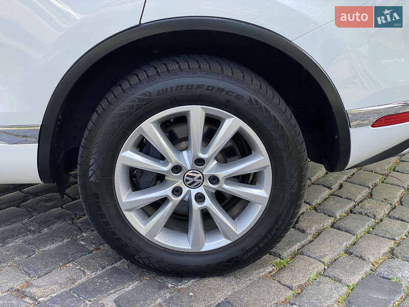 Позашляховик / Кросовер Volkswagen Touareg 2015 в Києві
