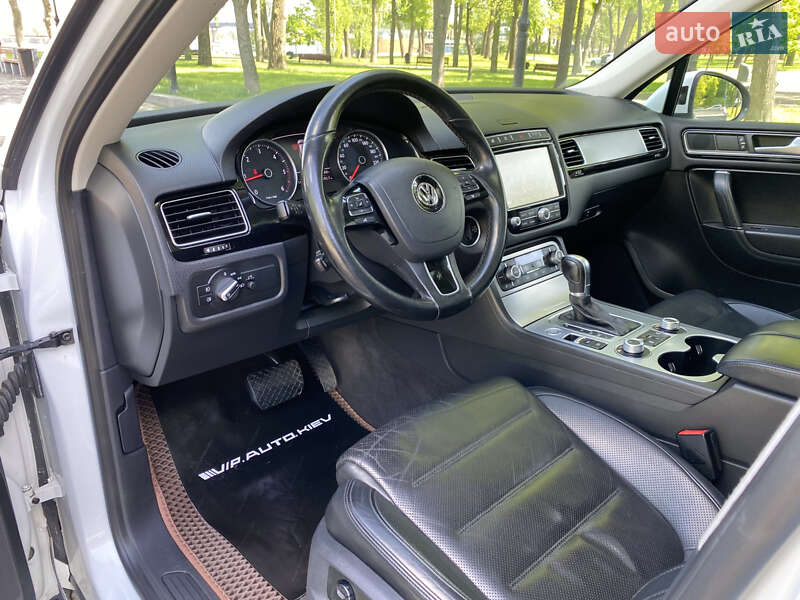 Позашляховик / Кросовер Volkswagen Touareg 2015 в Києві
