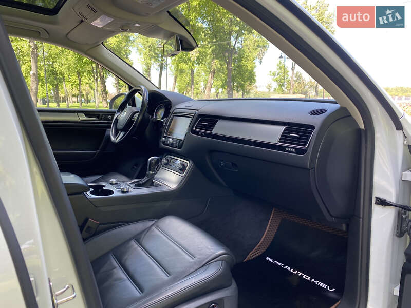 Позашляховик / Кросовер Volkswagen Touareg 2015 в Києві