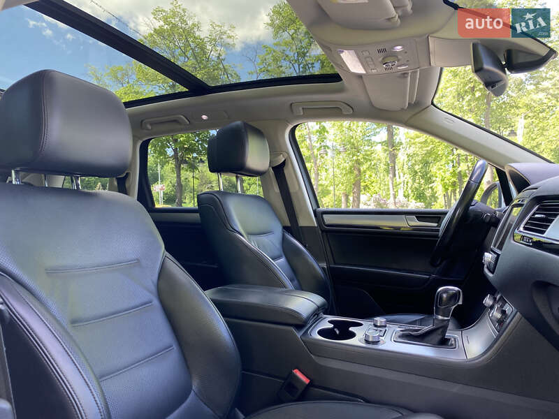 Позашляховик / Кросовер Volkswagen Touareg 2015 в Києві