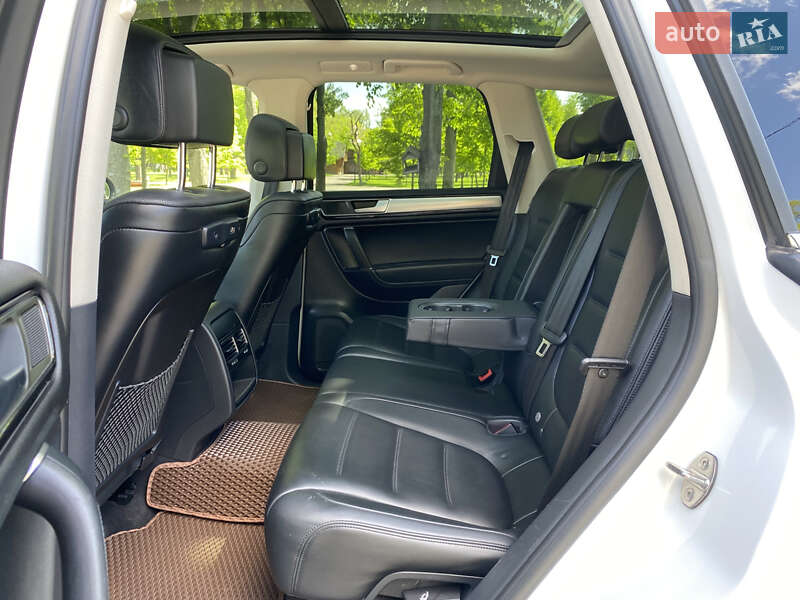 Позашляховик / Кросовер Volkswagen Touareg 2015 в Києві