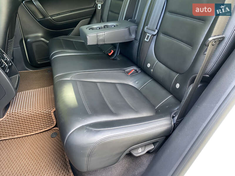 Позашляховик / Кросовер Volkswagen Touareg 2015 в Києві
