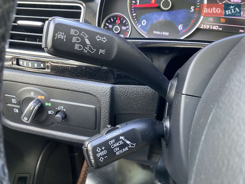 Позашляховик / Кросовер Volkswagen Touareg 2015 в Києві