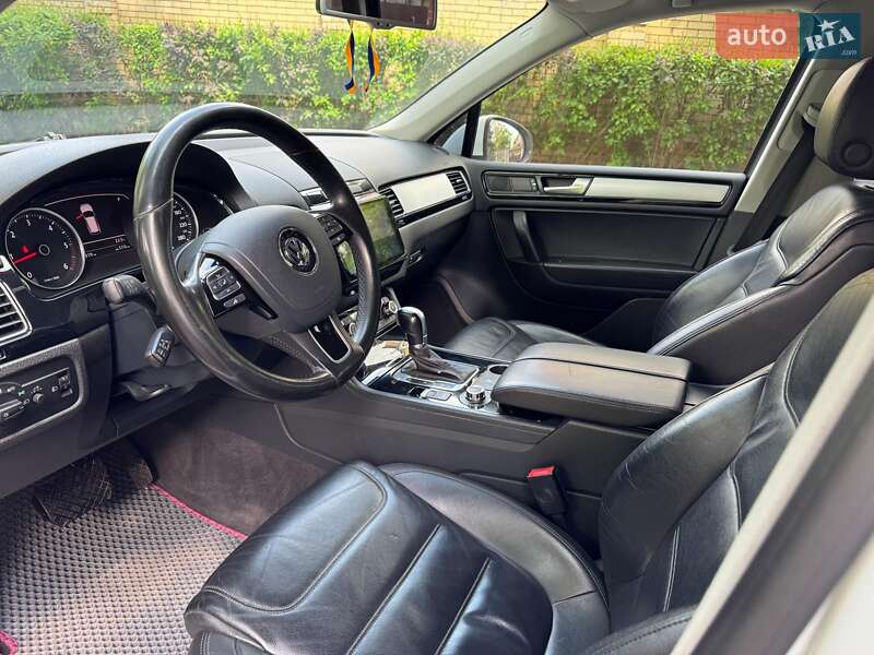 Внедорожник / Кроссовер Volkswagen Touareg 2014 в Киеве