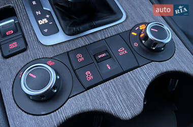 Позашляховик / Кросовер Volkswagen Touareg 2013 в 