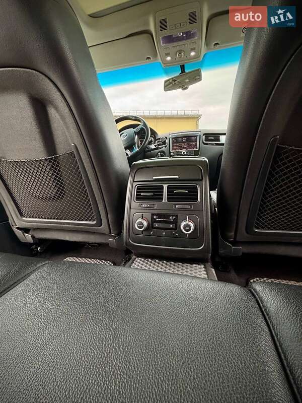 Внедорожник / Кроссовер Volkswagen Touareg 2015 в Киеве