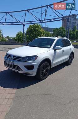Позашляховик / Кросовер Volkswagen Touareg 2016 в Києві