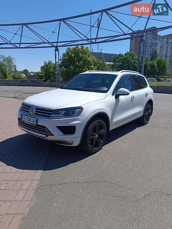 Позашляховик / Кросовер Volkswagen Touareg 2016 в 
