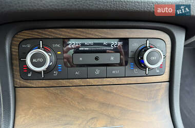 Внедорожник / Кроссовер Volkswagen Touareg 2011 в 
