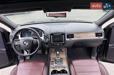 Внедорожник / Кроссовер Volkswagen Touareg 2011 в 