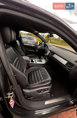 Позашляховик / Кросовер Volkswagen Touareg 2013 в 