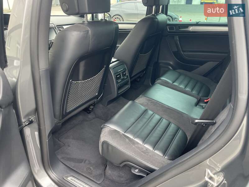 Позашляховик / Кросовер Volkswagen Touareg 2016 в Чернівцях
