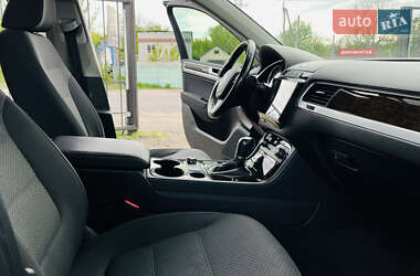 Внедорожник / Кроссовер Volkswagen Touareg 2012 в 