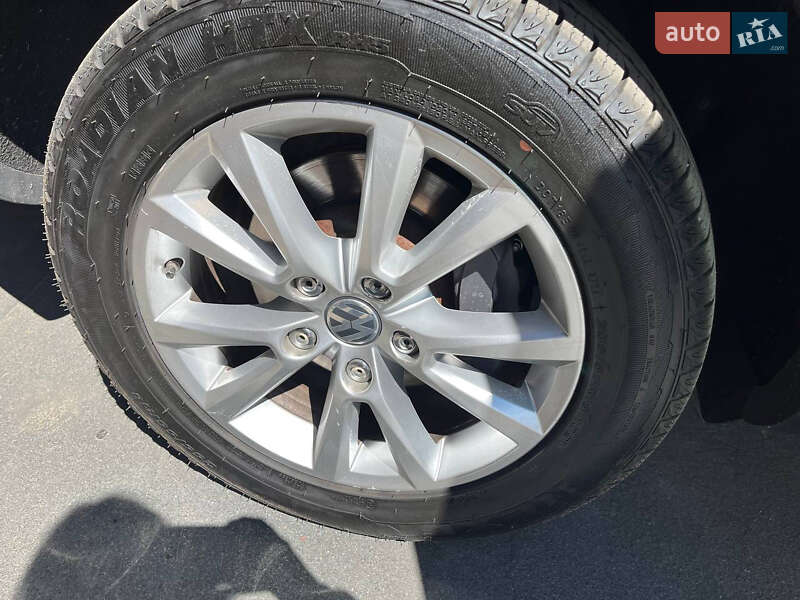 Позашляховик / Кросовер Volkswagen Touareg 2013 в Києві