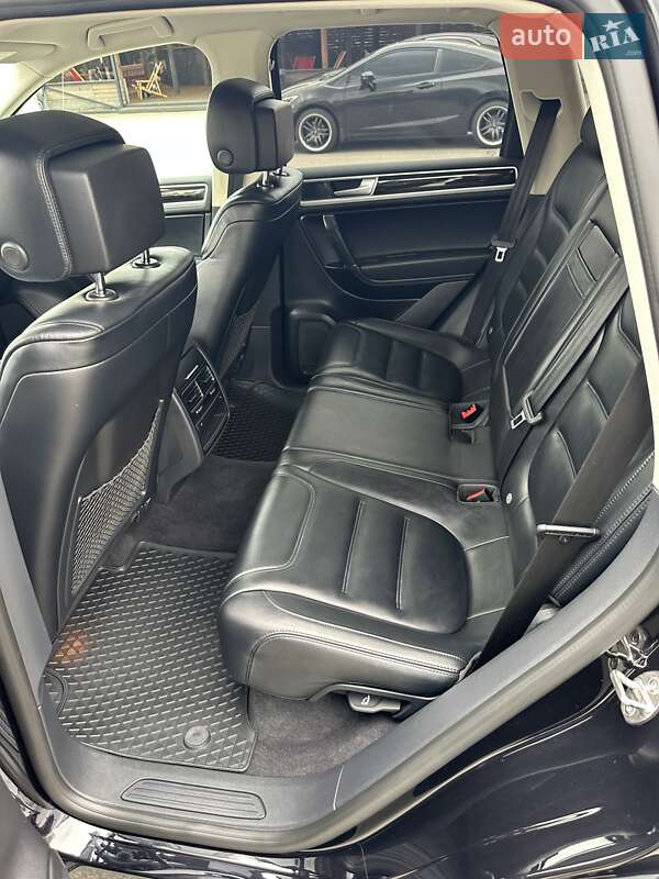 Позашляховик / Кросовер Volkswagen Touareg 2017 в Києві