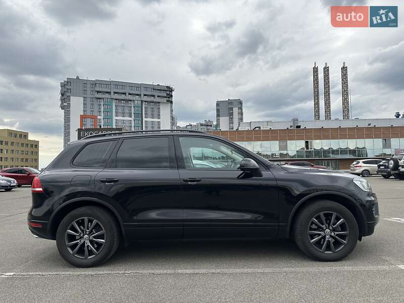 Позашляховик / Кросовер Volkswagen Touareg 2017 в Києві