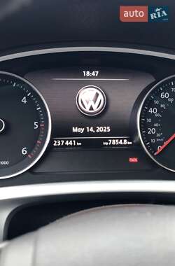 Внедорожник / Кроссовер Volkswagen Touareg 2013 в 