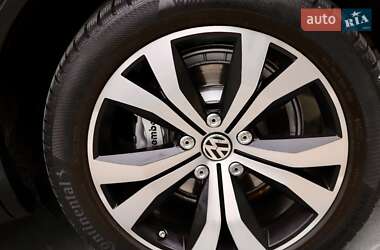 Внедорожник / Кроссовер Volkswagen Touareg 2016 в 