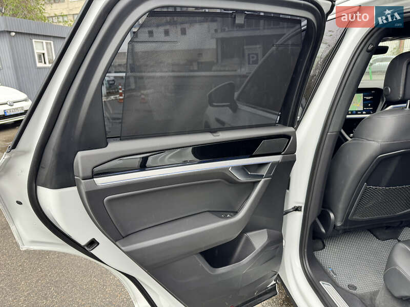 Внедорожник / Кроссовер Volkswagen Touareg 2021 в Киеве