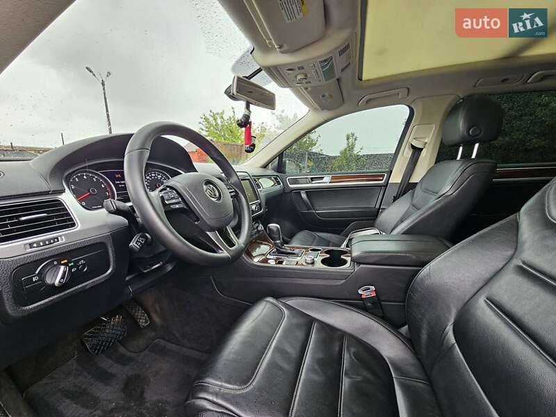 Внедорожник / Кроссовер Volkswagen Touareg 2015 в Луцке