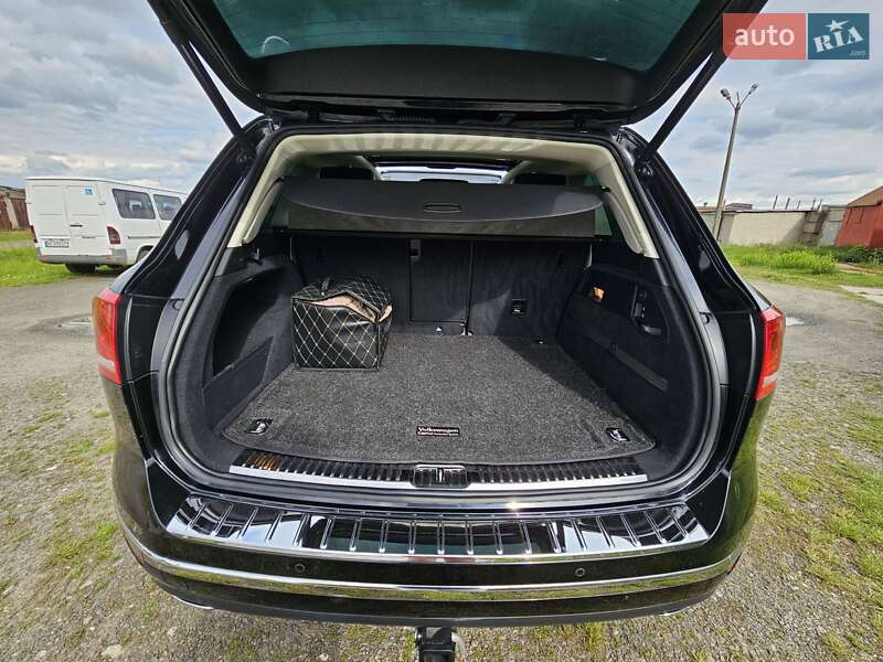 Внедорожник / Кроссовер Volkswagen Touareg 2015 в Луцке