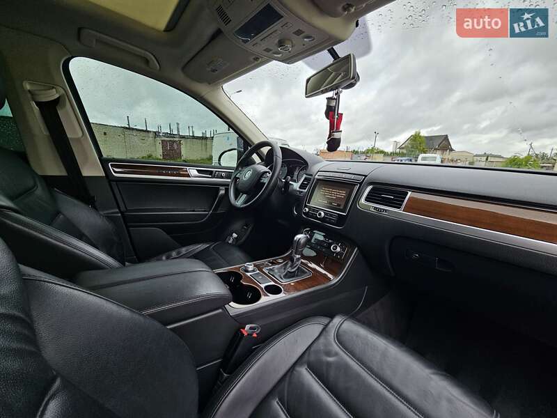 Внедорожник / Кроссовер Volkswagen Touareg 2015 в Луцке