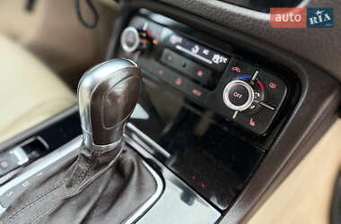 Позашляховик / Кросовер Volkswagen Touareg 2012 в 