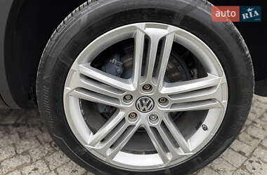 Внедорожник / Кроссовер Volkswagen Touareg 2017 в 