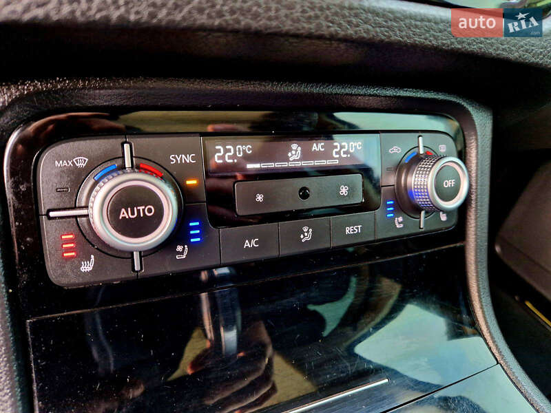 Внедорожник / Кроссовер Volkswagen Touareg 2016 в Шостке