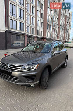 Внедорожник / Кроссовер Volkswagen Touareg 2015 в Южном