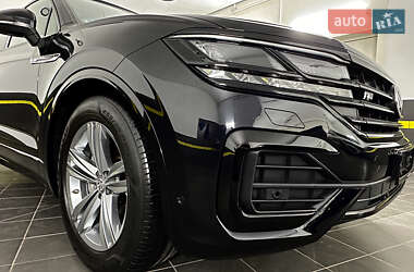 Внедорожник / Кроссовер Volkswagen Touareg 2019 в 