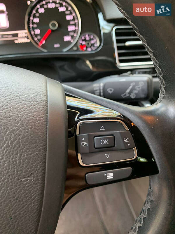 Внедорожник / Кроссовер Volkswagen Touareg 2011 в Львове