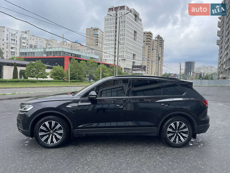 Позашляховик / Кросовер Volkswagen Touareg 2021 в Харкові
