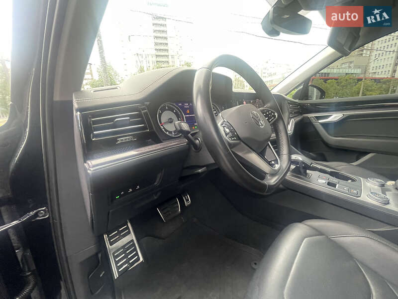 Позашляховик / Кросовер Volkswagen Touareg 2021 в Харкові