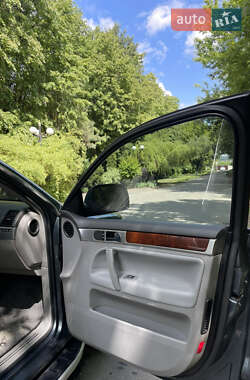 Внедорожник / Кроссовер Volkswagen Touareg 2004 в 
