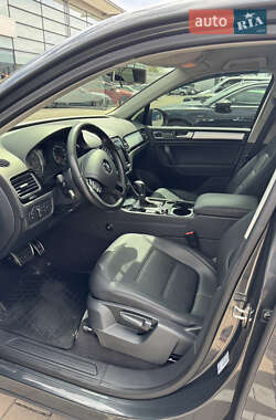 Внедорожник / Кроссовер Volkswagen Touareg 2013 в 