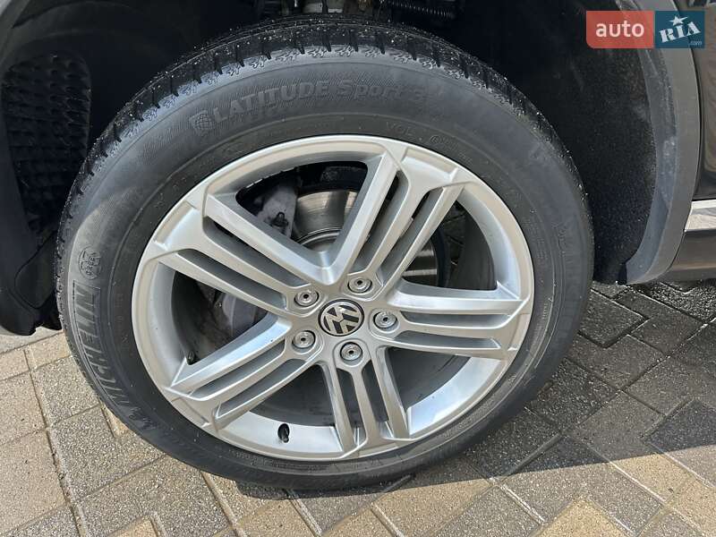 Позашляховик / Кросовер Volkswagen Touareg 2011 в Хмельницькому