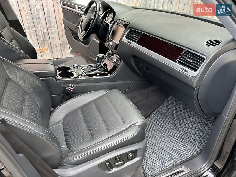Позашляховик / Кросовер Volkswagen Touareg 2011 в Хмельницькому