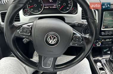 Внедорожник / Кроссовер Volkswagen Touareg 2011 в 