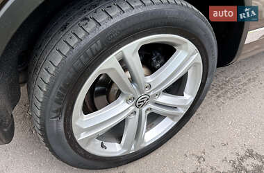 Внедорожник / Кроссовер Volkswagen Touareg 2011 в 
