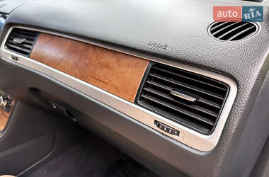 Внедорожник / Кроссовер Volkswagen Touareg 2011 в 