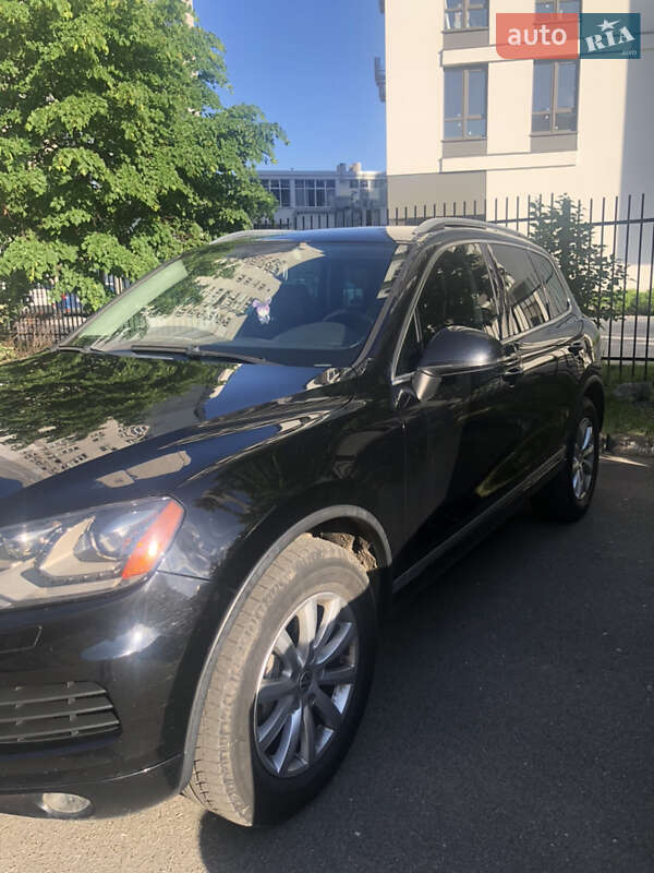 Внедорожник / Кроссовер Volkswagen Touareg 2012 в Киеве