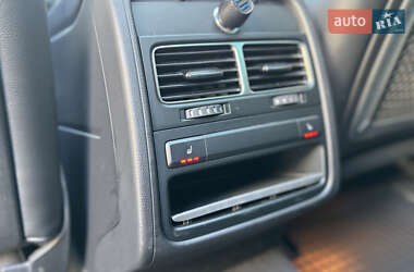 Позашляховик / Кросовер Volkswagen Touareg 2012 в 