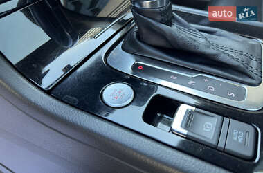 Позашляховик / Кросовер Volkswagen Touareg 2012 в 