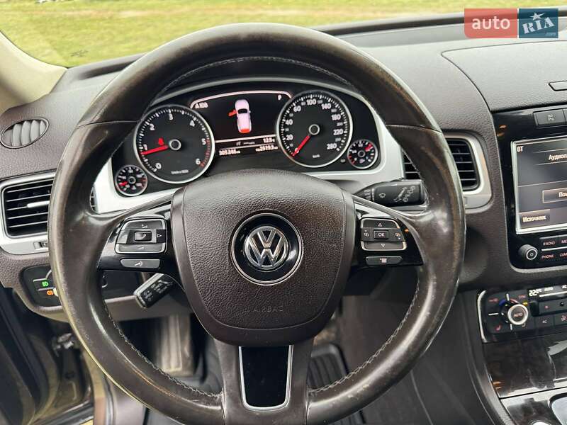 Позашляховик / Кросовер Volkswagen Touareg 2011 в Рівному