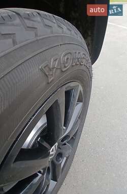 Позашляховик / Кросовер Volkswagen Touareg 2012 в 