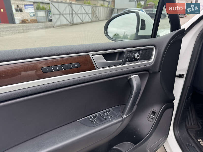 Внедорожник / Кроссовер Volkswagen Touareg 2016 в Луцке
