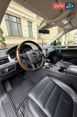 Позашляховик / Кросовер Volkswagen Touareg 2015 в 