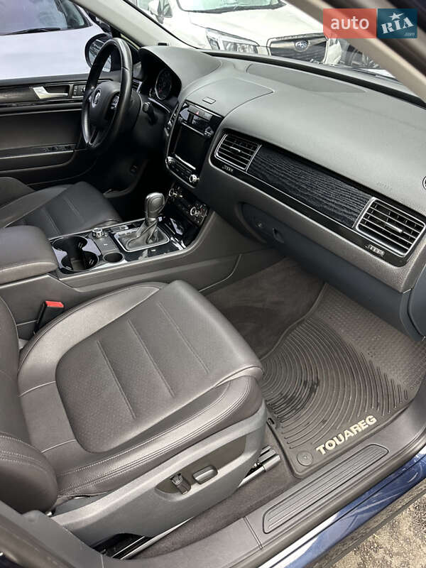 Внедорожник / Кроссовер Volkswagen Touareg 2013 в Киеве